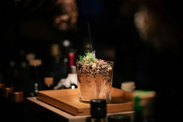 Comment organiser une soirée cocktail avec des boissons maison et des amuse-bouches?