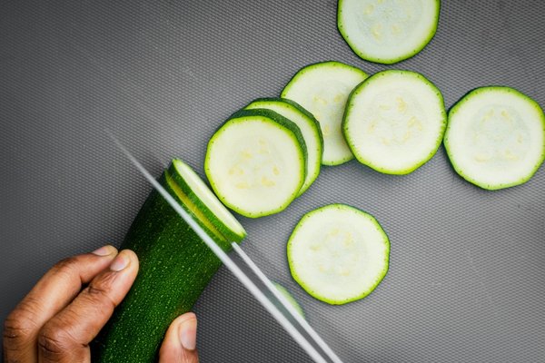 Comment préparer des rouleaux de courgettes grillées pour un apéritif léger?