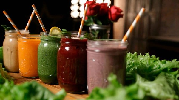 Quels sont les ingrédients pour un smoothie énergisant à la banane et spiruline ?