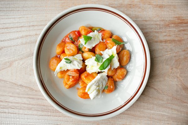 Comment préparer des gnocchis de ricotta et épinards avec une sauce à la tomate fraîche ?