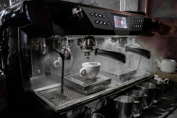 Quels critères pour sélectionner une machine à café avec fonction de pré-infusion pour un goût intense?