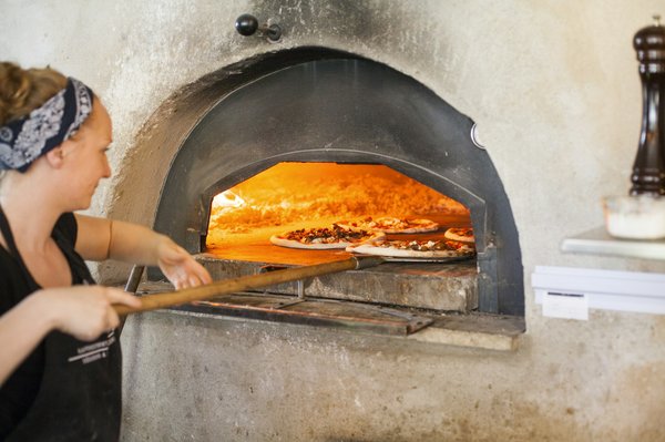 Comment un four à pizza à bois améliore la saveur de vos pizzas ?